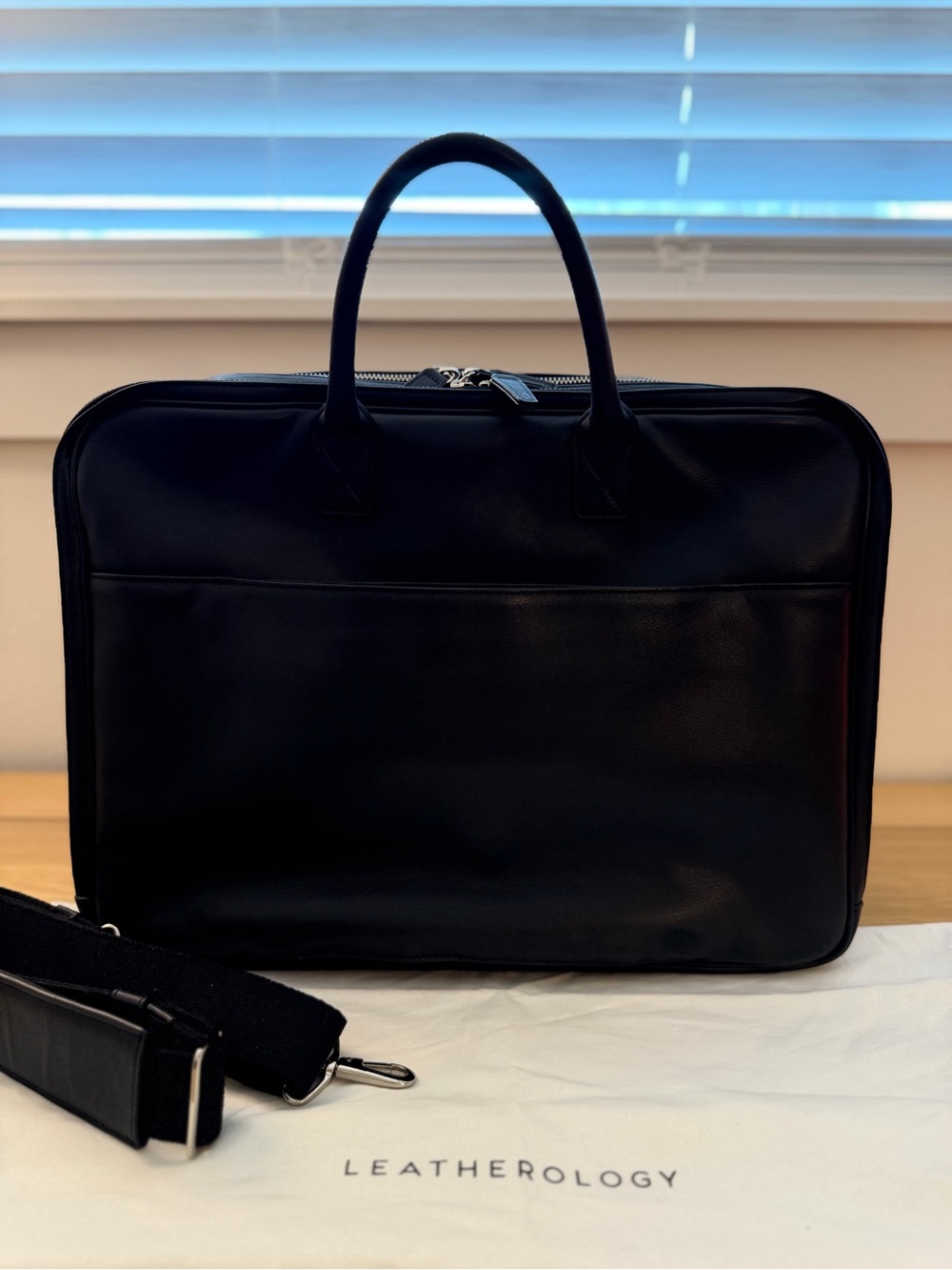 Leatherology Men’s Warren Large Black Leather Briefcase with Dual Front Pockets - Picture 3 of 16